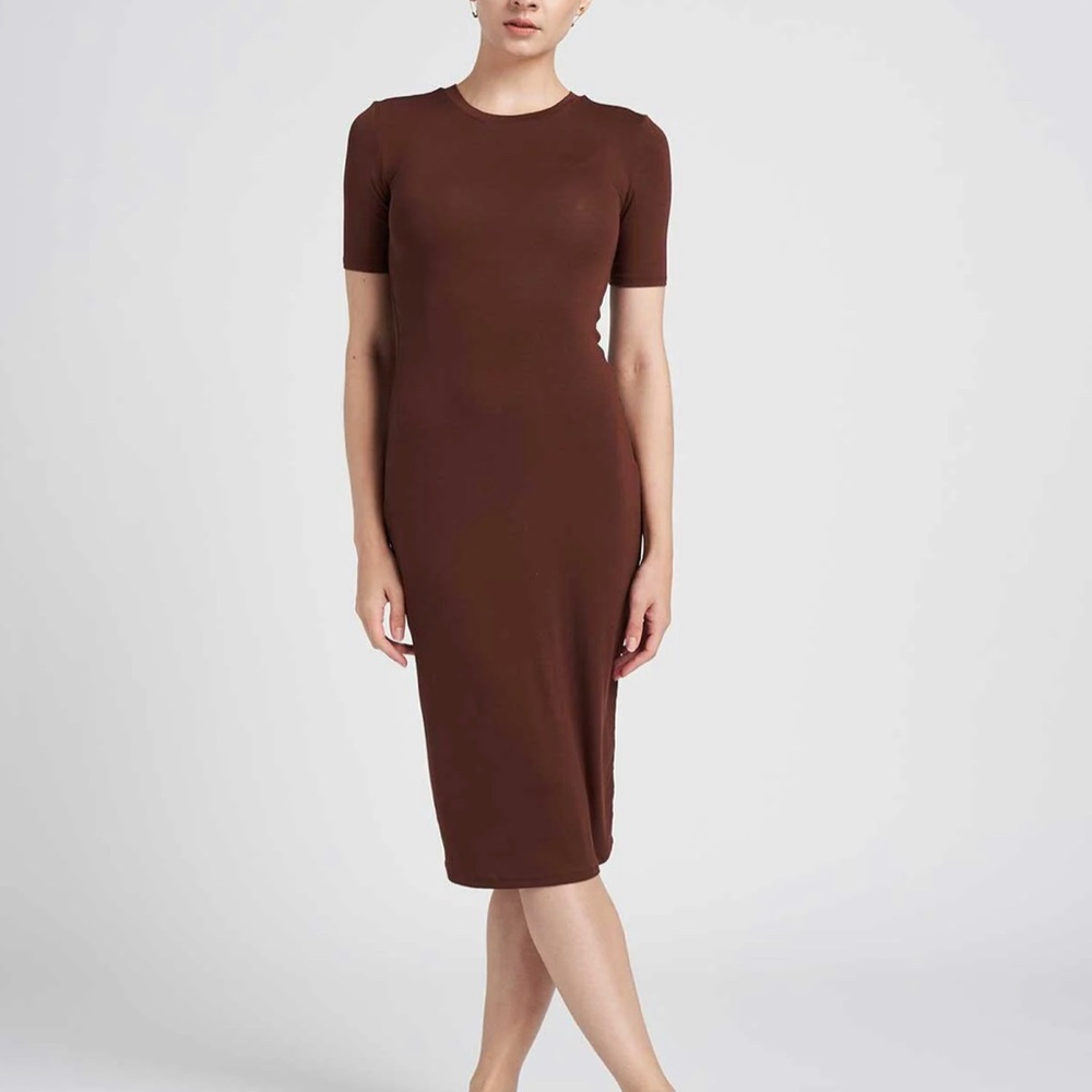 Universal Standard Foundation Short Sleeve Crew Neck Dress in Mocha, Size 4XS